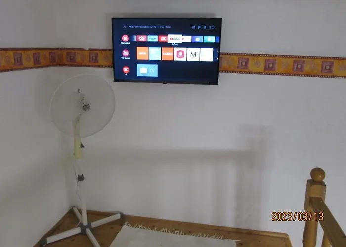 Lavender Near Puskas Stadium & Heroes' Square * Budapesta