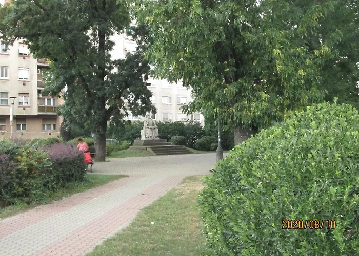 Lavender Near Puskas Stadium & Heroes' Square * Budapesta